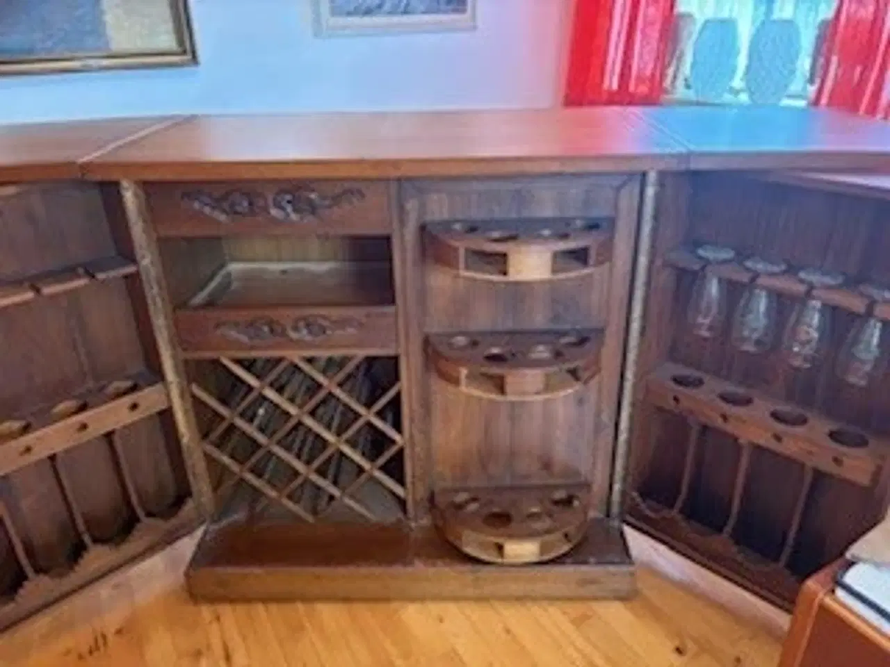 Billede 5 - Bar med flotte udskæringer