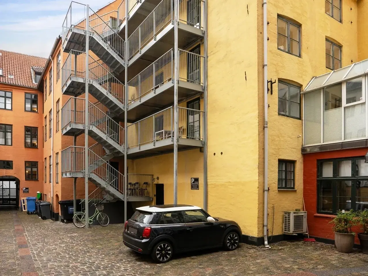 Billede 17 - Højt til loftet. blotlagte bjælker, altan og særdeles centralt beliggende