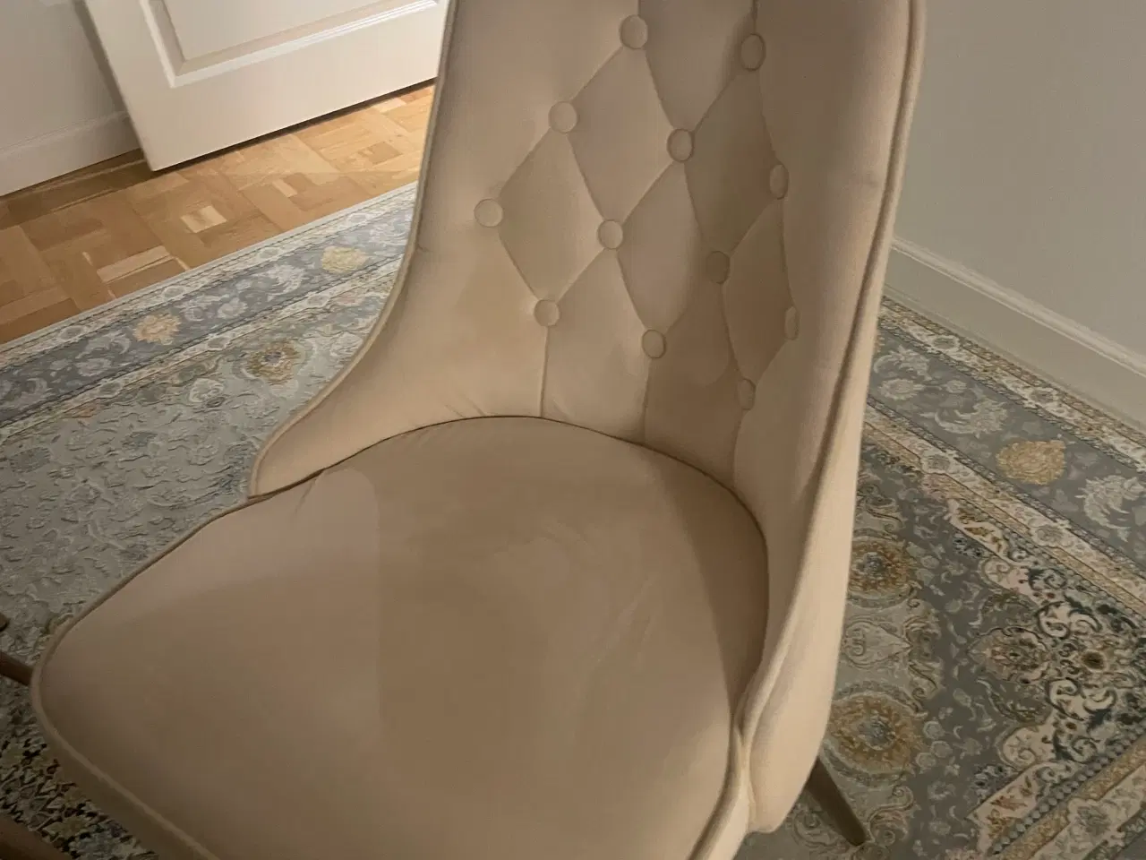 Billede 2 - Spisebordestole det er næsten som ny 