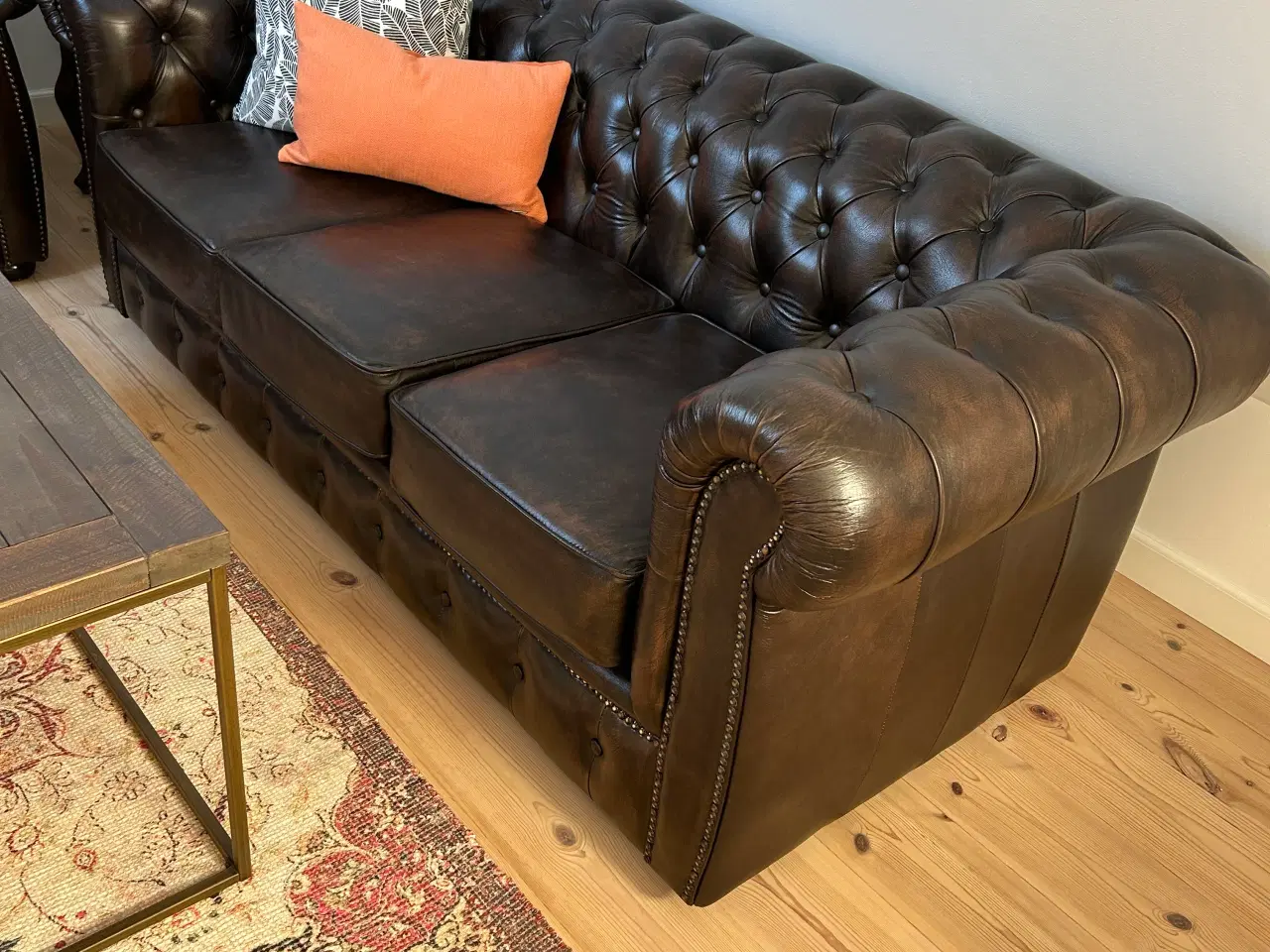 Billede 2 - Sofaer Chesterfield stue incl bord og tæppe 