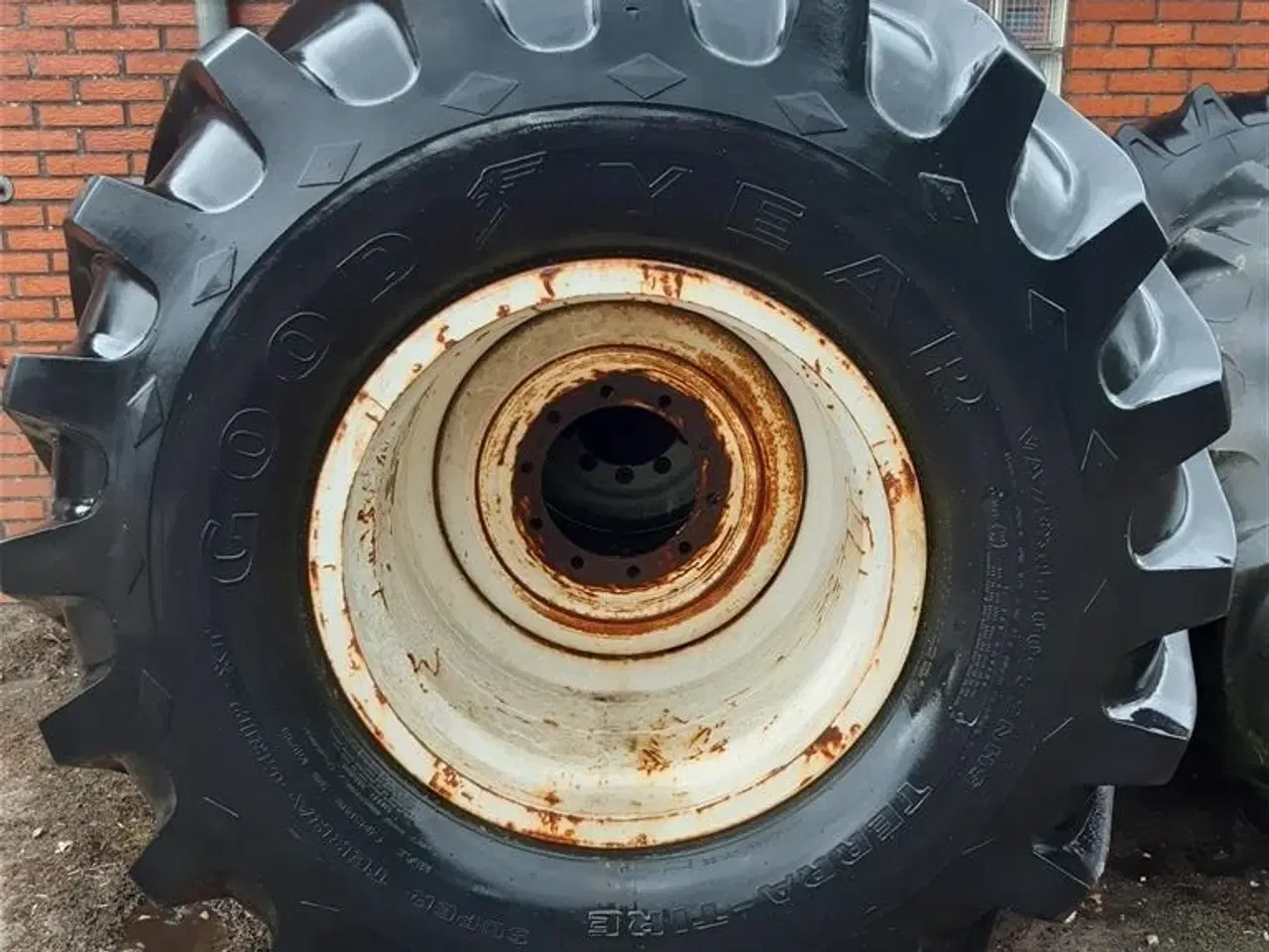 Billede 5 - Goodyear Terradæk 73x44.00-32 NHS 2 stk. mejetærsker dæk med 10 hul fælge.