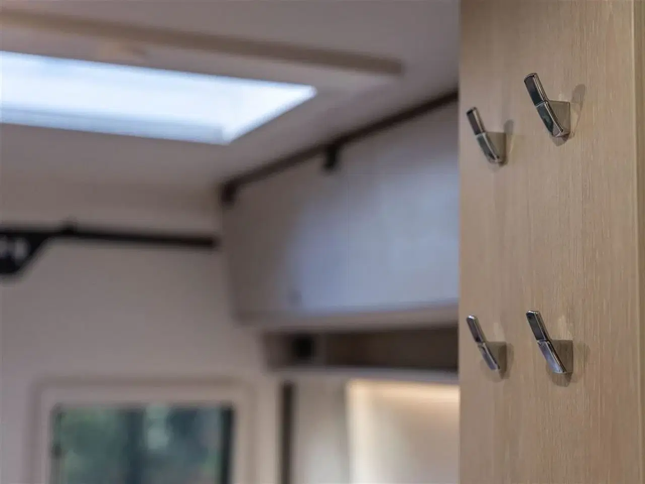 Billede 22 - 2026 - Tourne 6.4 Cruise aut. gear - Black   Den originale Tourne med langsgående senge