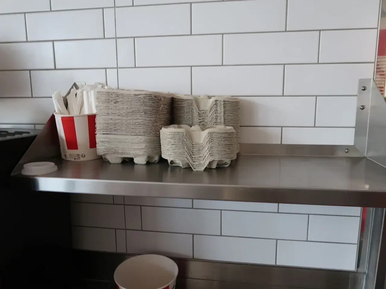 Billede 2 - Rustfri stålbord med indhold
