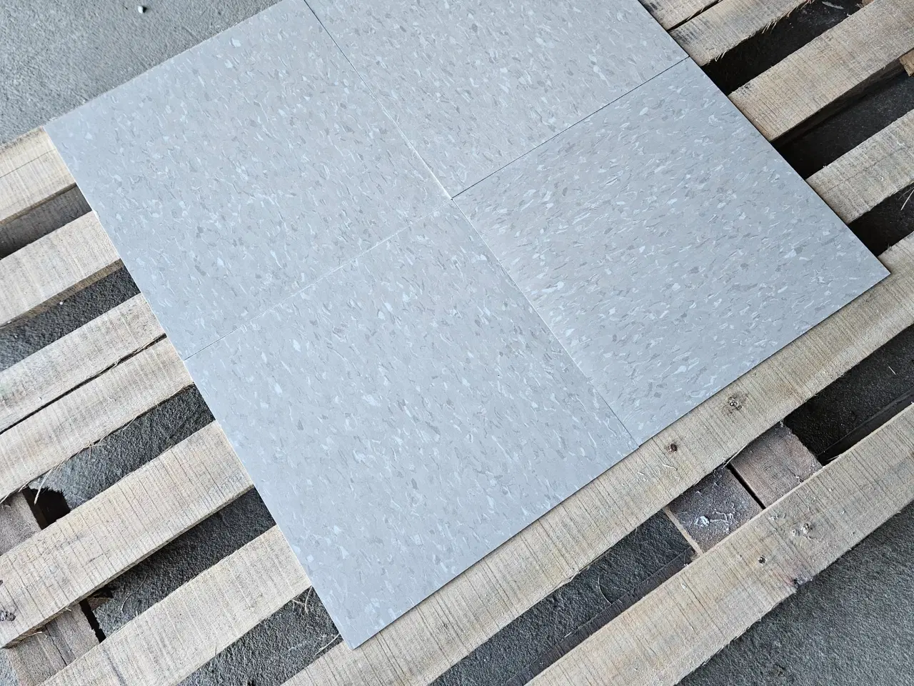 Billede 2 - Vinyl flise grå 30x30x3,2 cm