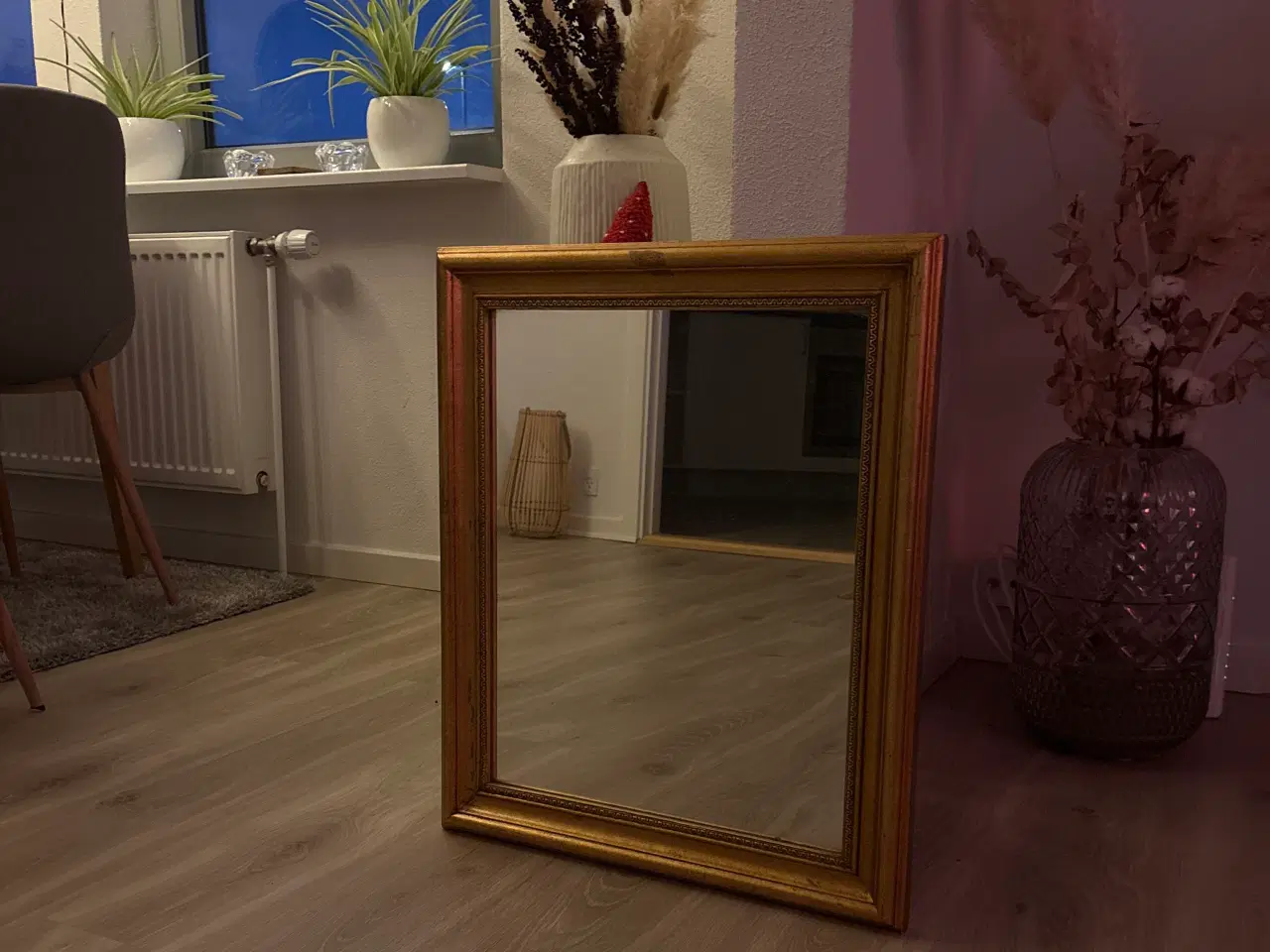Billede 1 - Lille spejl på væggen der