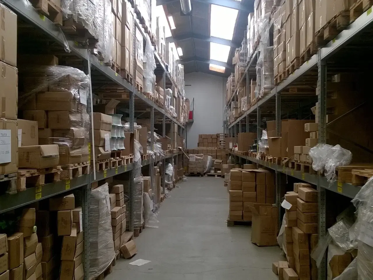 Billede 3 - Lagerbygning med porte og ramper udlejes