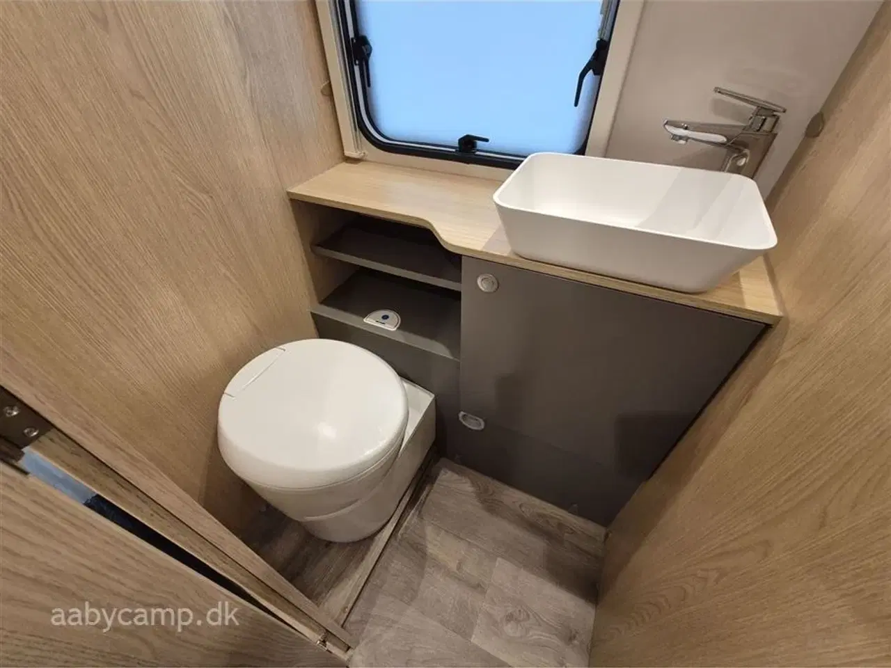 Billede 17 - 2023 - LMC Tourer H730 G Lift   Markise. solcelle. 200Ah lithium. 2000w inverter. 2x tv. Avara alarm. gulvtæppe. kompressor køleskab. Thetford ovn. gulvarme. undervognsbehandlet og lakforseglet.