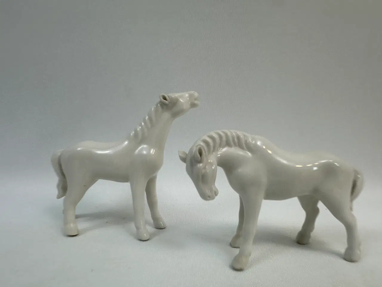 Billede 2 - 2 små hvide porcelænsheste