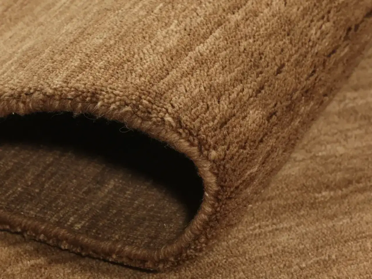 Billede 2 - Premium kvadratisk brunt tæppe i uld