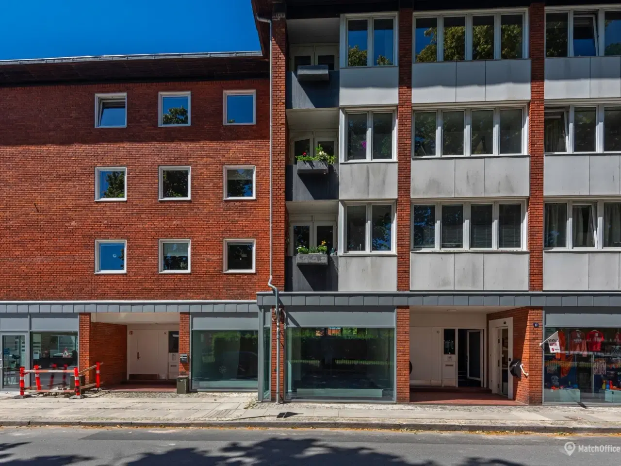 Billede 2 - Yderst central placering med store facadevinduer!