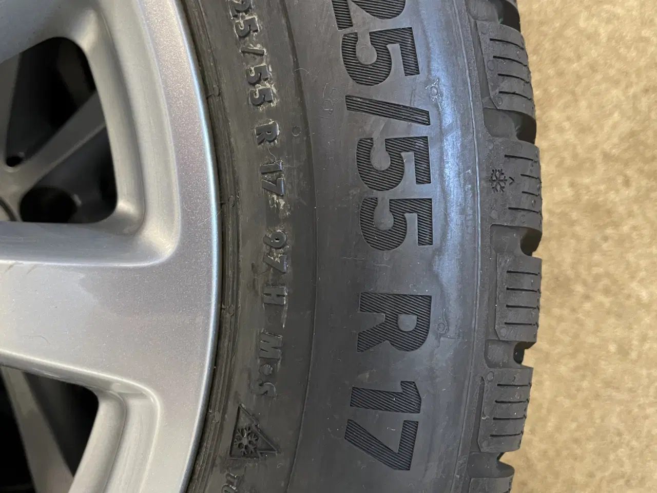 Billede 3 - Vinterdæk på originale Merceds alufælge.