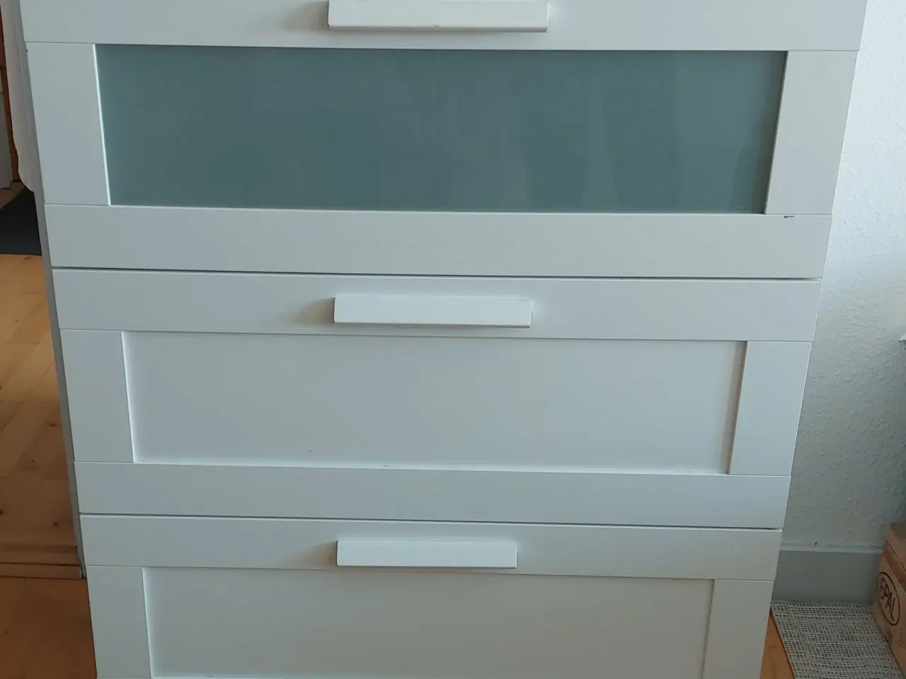 Billede 1 - BRIMNES Kommode 3 skuffer, hvid/frostet glas