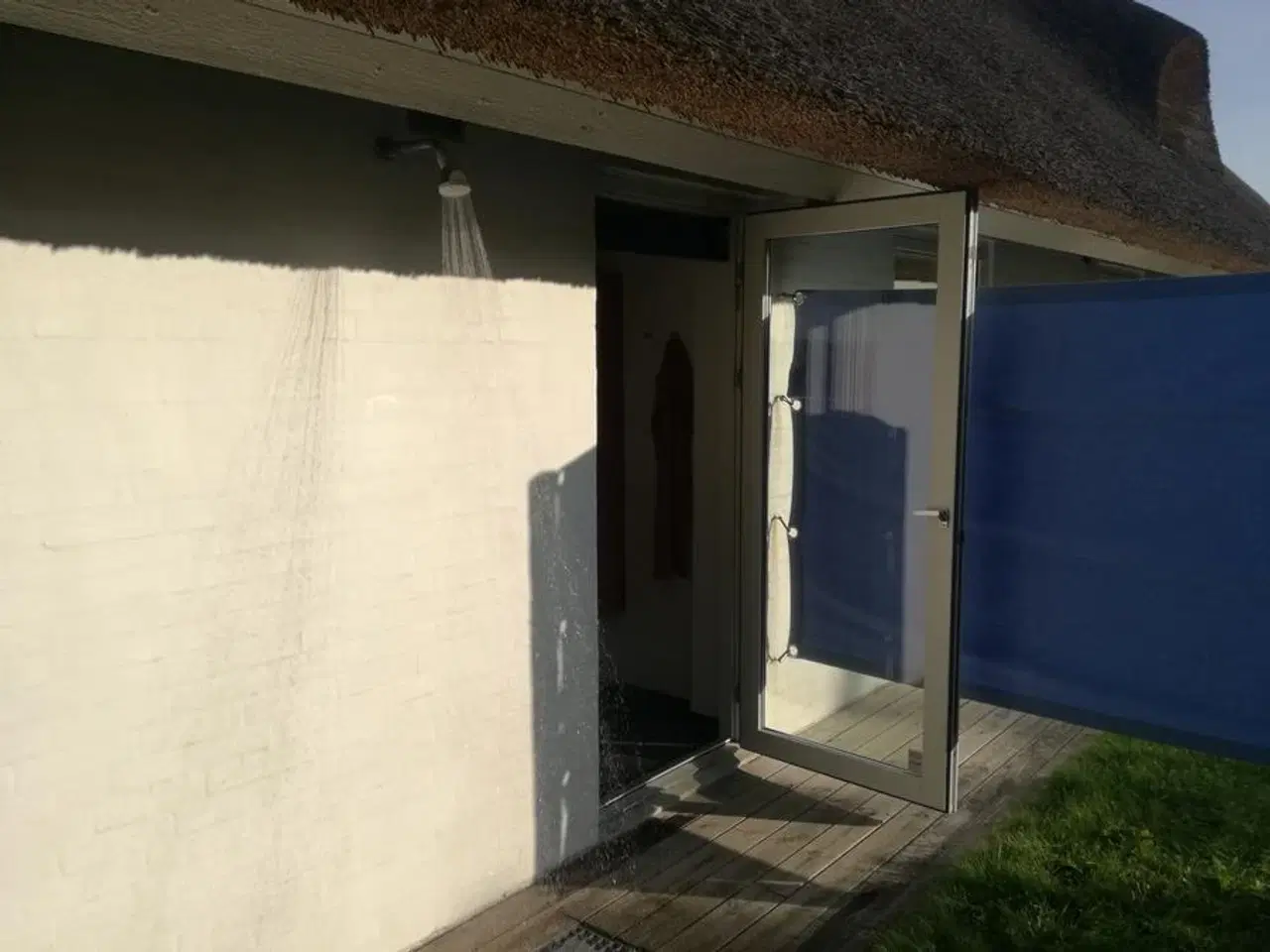 Billede 2 - Veders� - Vesterhavet (500 m), 112 m2 stort nyt�kket str�t�kt muret hus for 6 personer. Rolig beliggenhed p� 2200 m2 stor grund, med l� og stor gr�spl�ne foran huset. Mulighed for mange aktiviteter p� grunden.