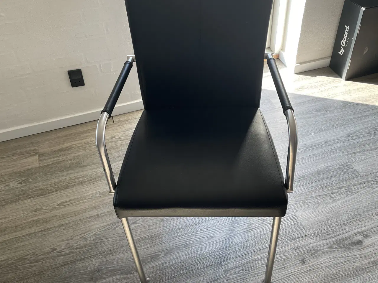 Billede 3 - Spisebordstole sort, kunstlæder