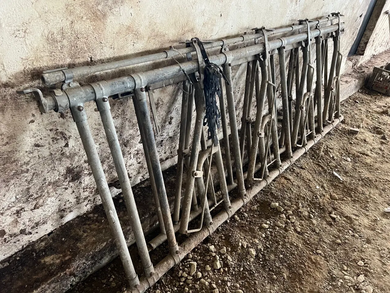 Billede 4 - Div staldinventar/fanggitre til løsdriftstald