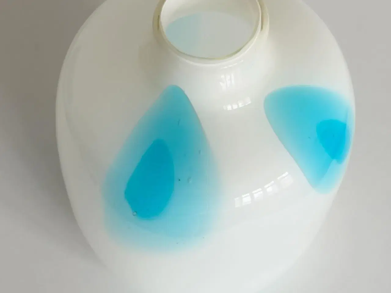 Billede 8 - Stor glasvase, hvid m blå prikker