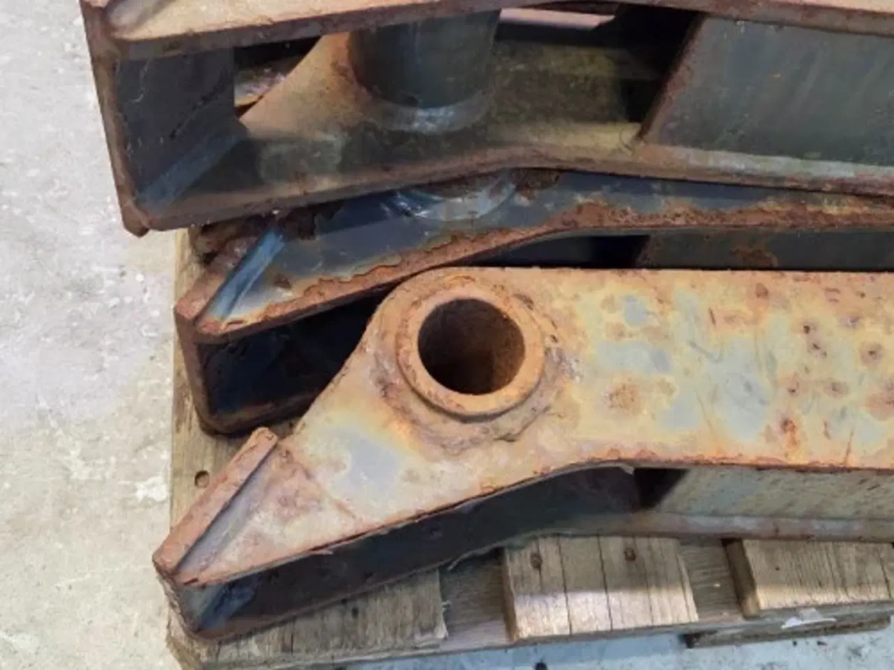 Billede 16 - New Holland B100B Support 87310368  14 Stk