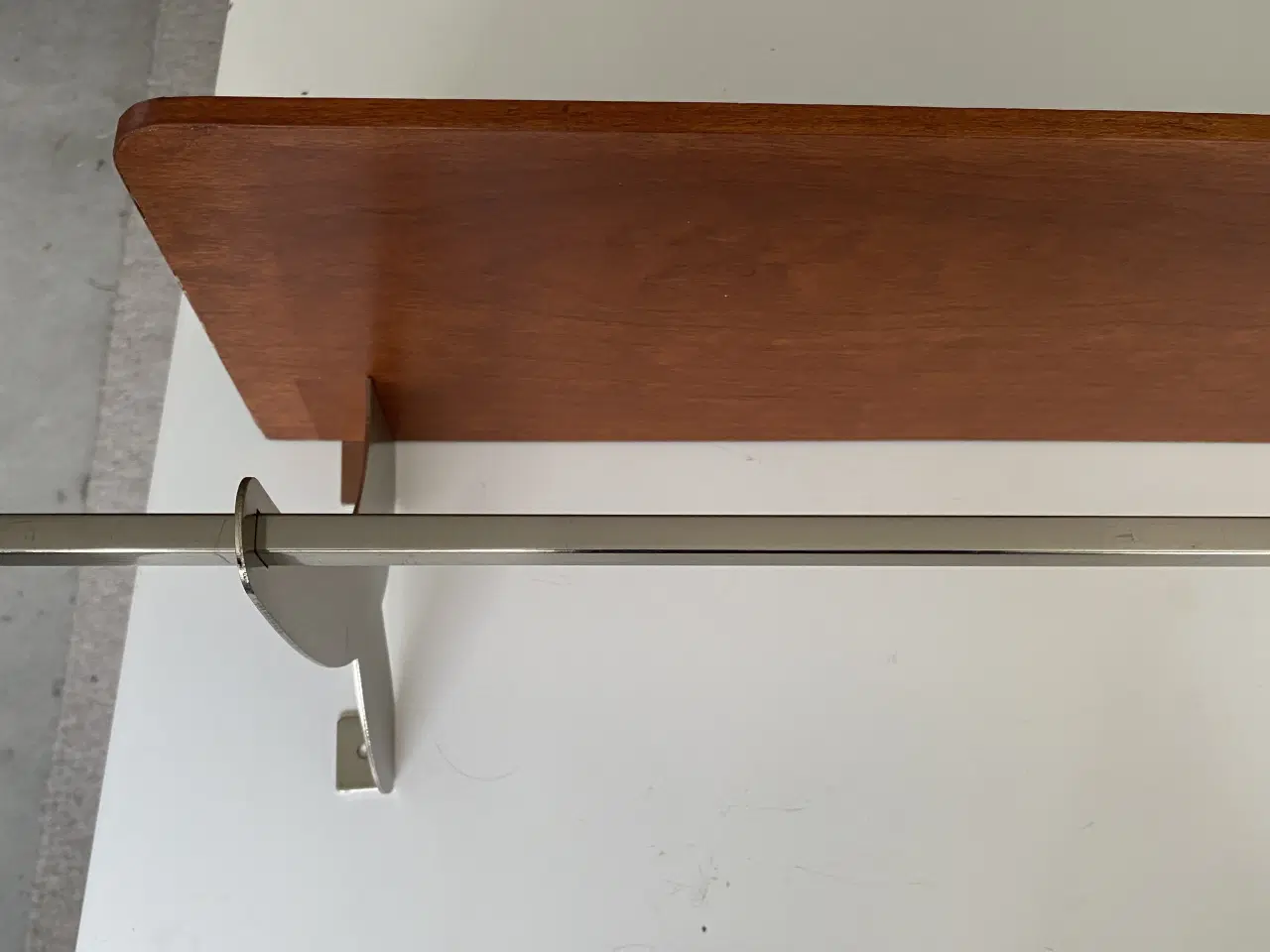 Billede 3 - Væg hylde med håndklædestang