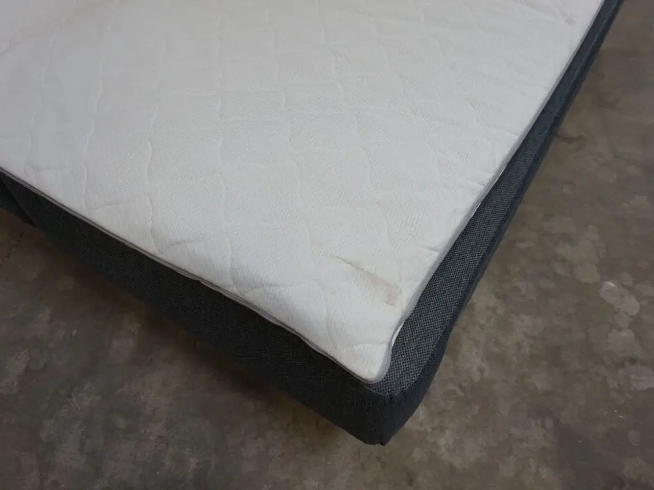 Billede 4 - Nordisk fjer Boxseng med træben og memmory topmadras 160x200 cm