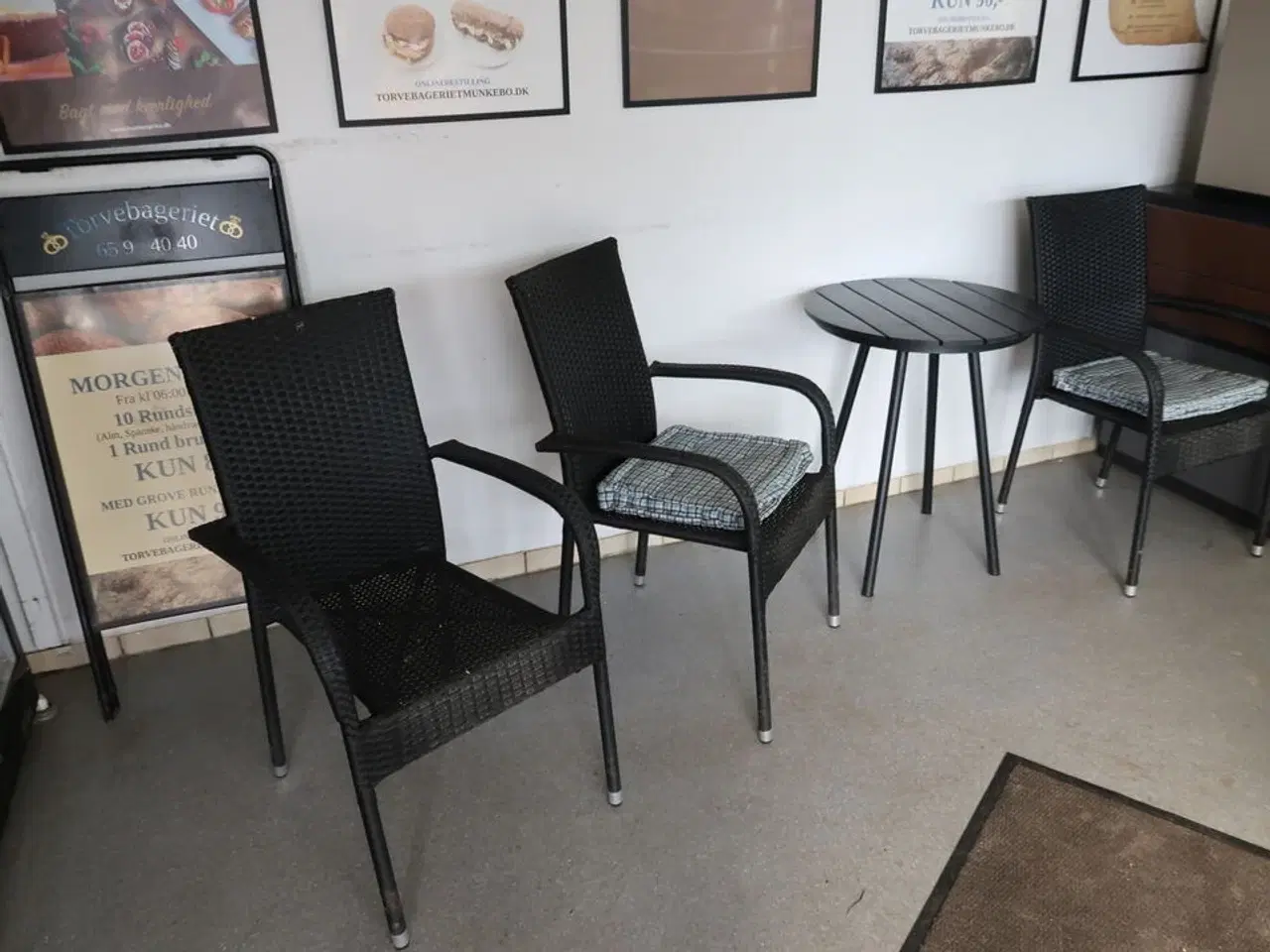 Billede 1 - Skilt, 3 stk. havestole samt bord