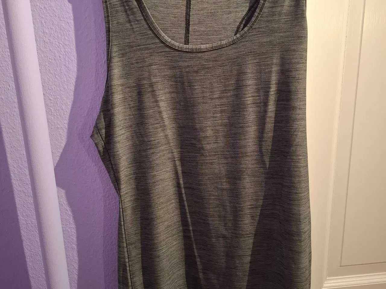 Billede 1 - Grå lækker fitness top