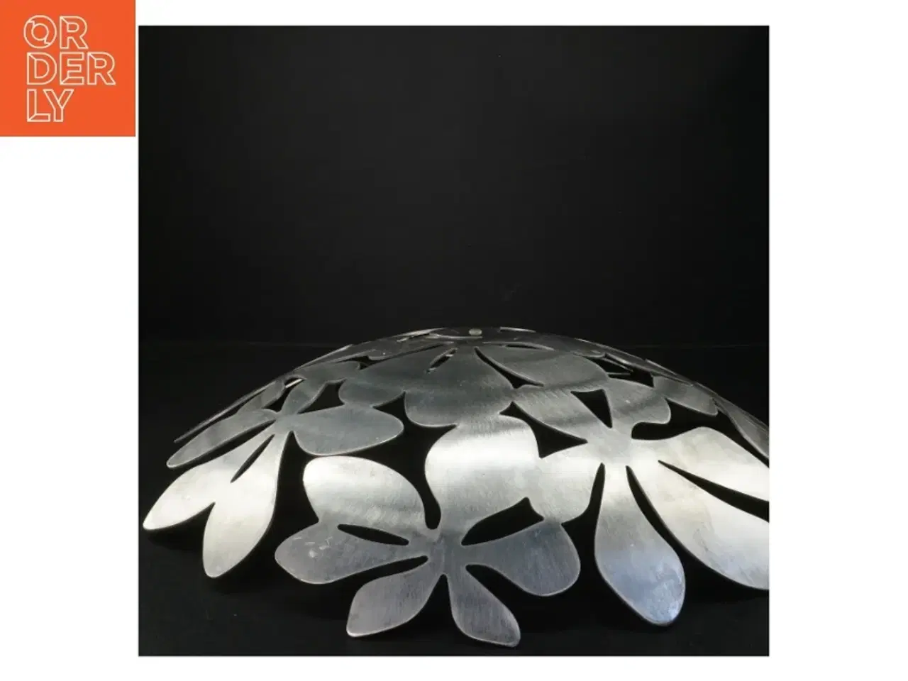 Billede 4 - Metal frugtskål med blomsterdesign, IKEA fra Monika Mulder (str. Ø. 40 cm)