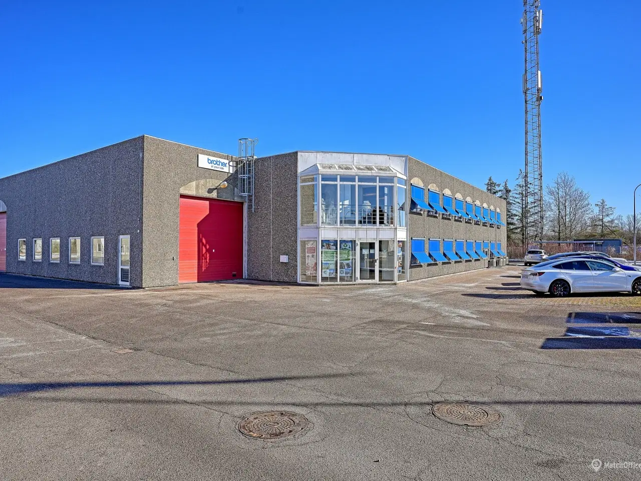 Billede 15 - Højloftet lager med 2 store porte samt administration i 2 etager tæt på E20/E47 og Ring 4