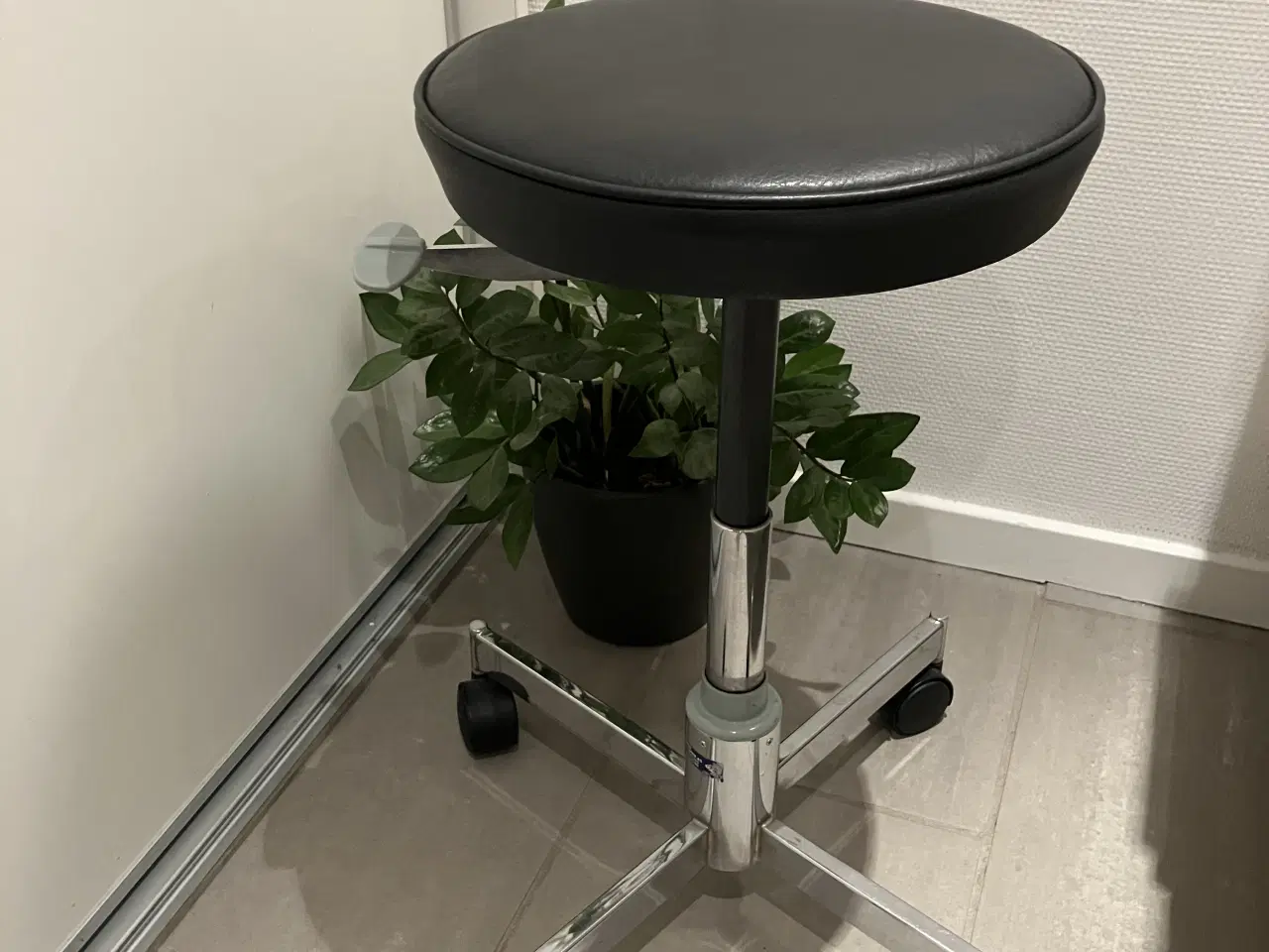 Billede 5 - Taburet med hjul og pumpe