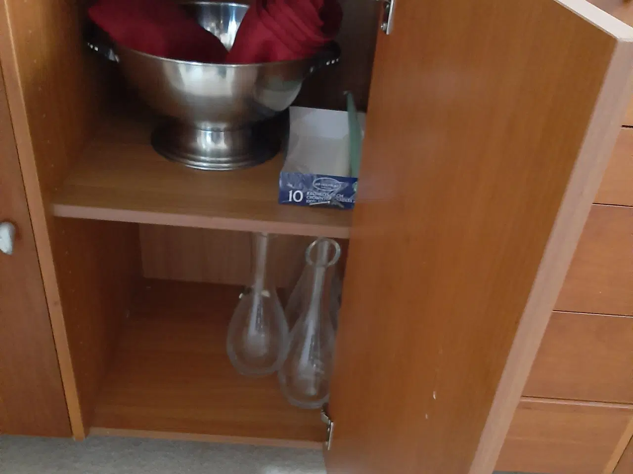 Billede 2 - Dækketøjsskab sælges