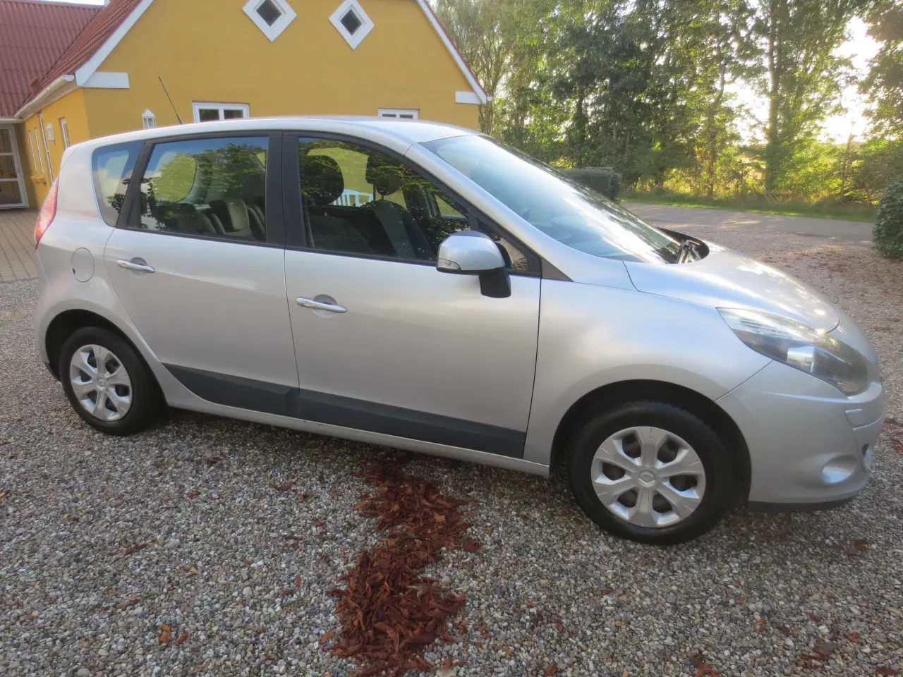 Billede 5 - Renault Scenic 1.6 i År 2010. Nysynet. 