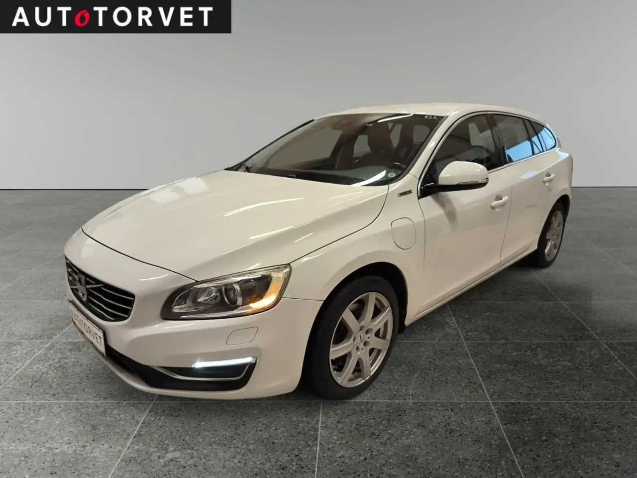 Billede 1 - Volvo V60 2,4 D6 Plug-in Momentum aut. AWD