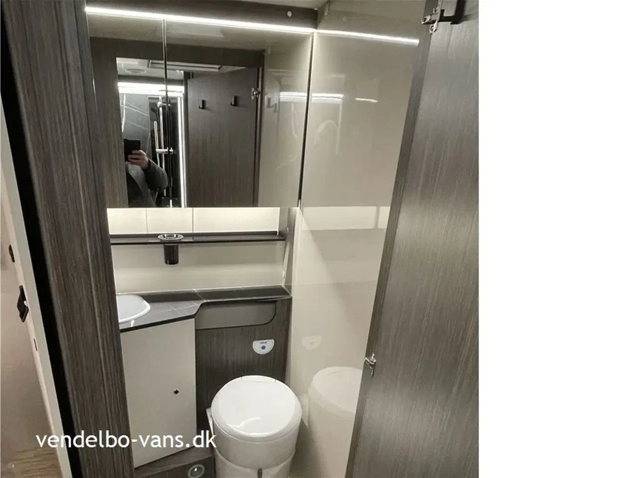 Billede 21 - 2026 - McLouis Nevis Lounge og stor højdejusterbar dobbeltseng bag + dobbeltseng foran