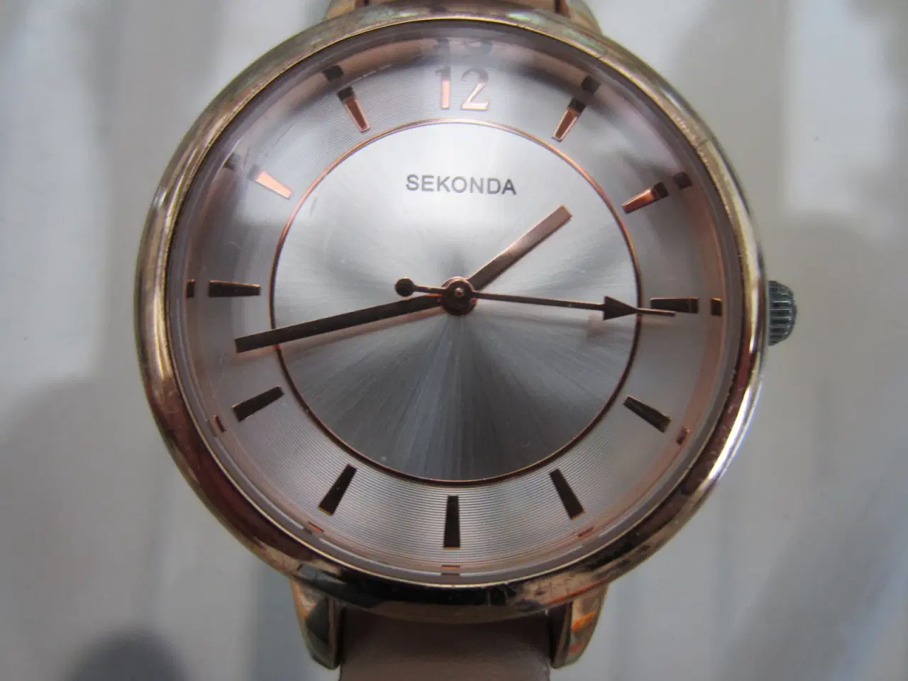 Billede 1 - SEKONDA dameur med gylden urkasse og bagside