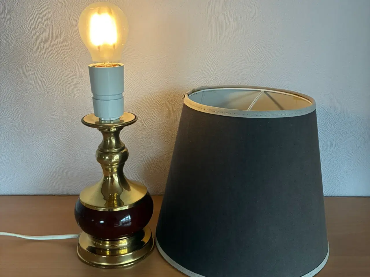 Billede 2 - Bordlampe med mørk lampeskærm