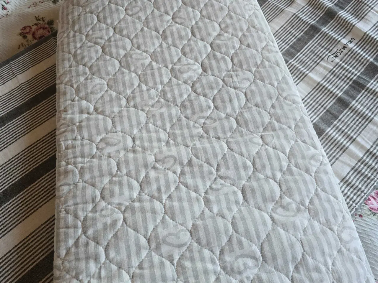 Billede 1 - Madras junior seng / Barnevogn