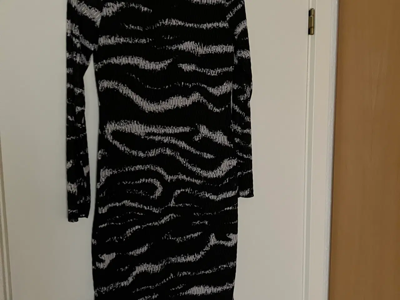 Billede 2 - Vero Moda hverdagskjole i sort med mønster.