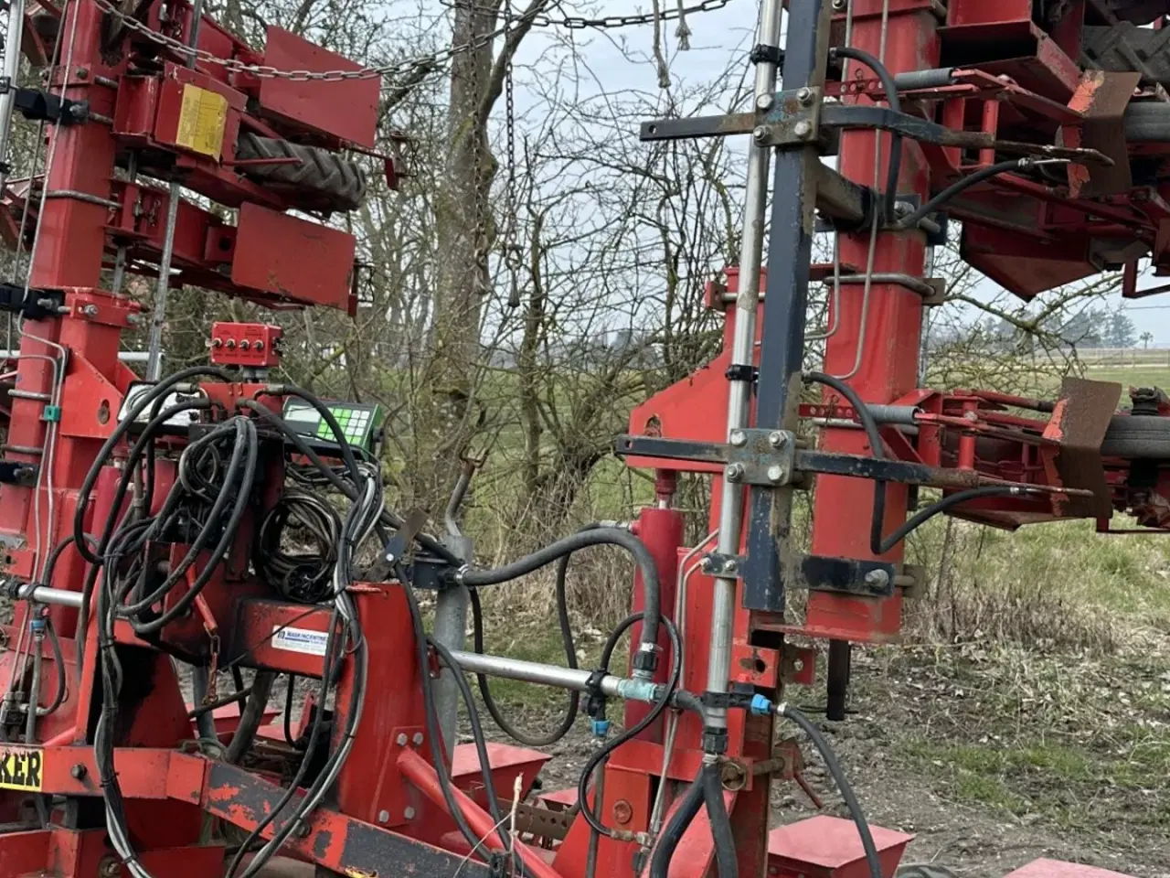 Billede 1 - Becker 12 rækket såmaskine med udstyr til flydende gødning. Fronttank medfølger til prisen.