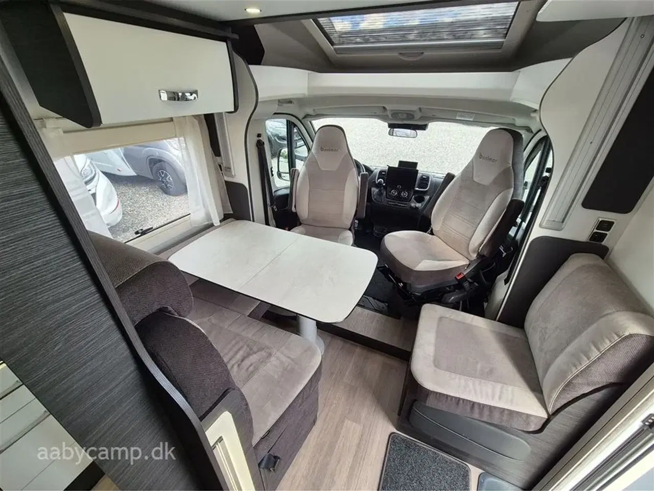 Billede 11 - 2022 - Benimar Mileo 261 NK   Automatgear. NK. pakke. varme på spildevands tanken. plisse i førehuset. solceller. lithium batterier. maxfann. clesana toilet. kompressor køleskab.