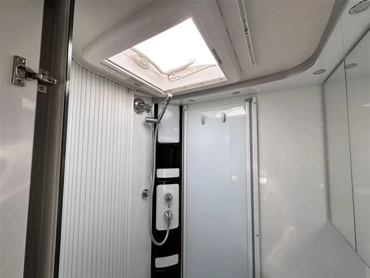 Billede 12 - 2022 - Hobby Ontour Edition V65 GE   Super velholdt enkeltsenges camper