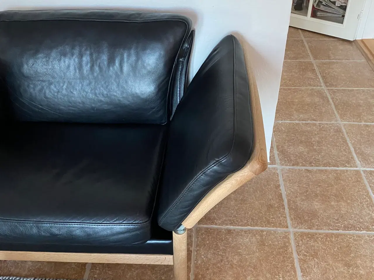 Billede 3 - Sofa Layzit - 2 1/2 pers. - sort læder - stel i eg