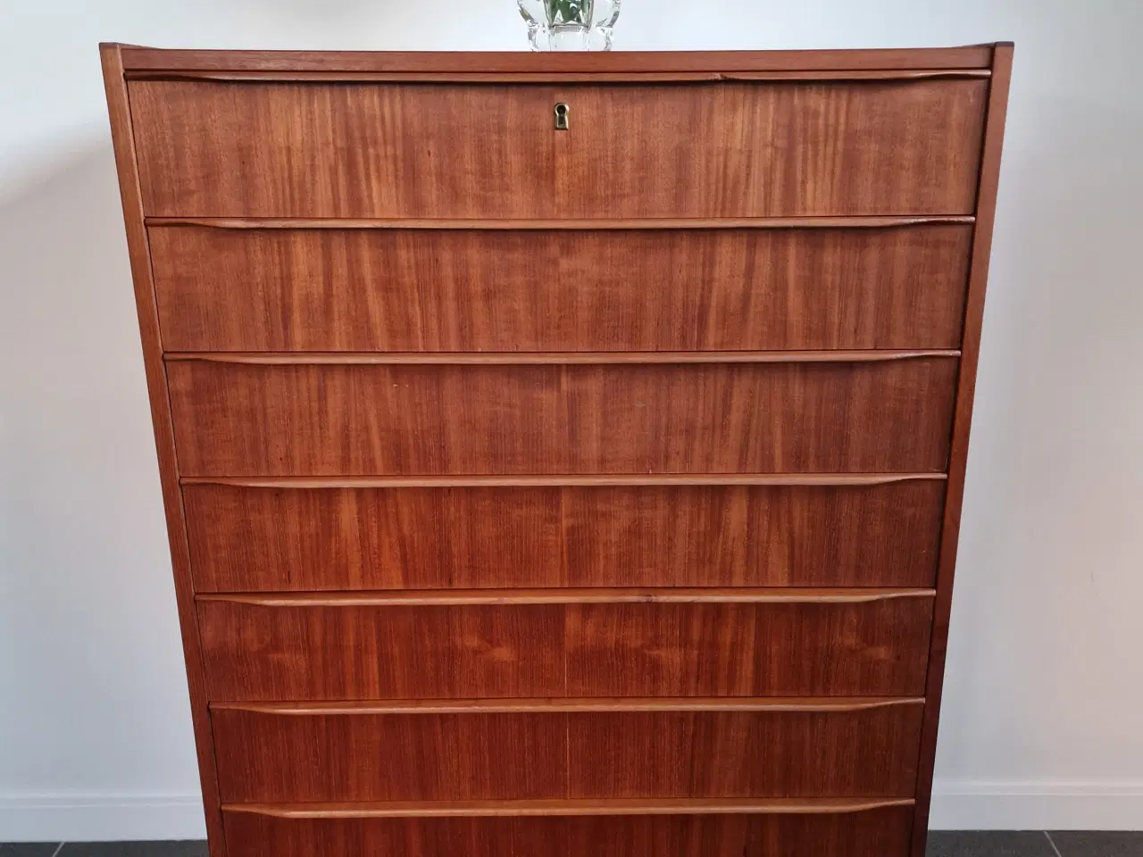Billede 4 - Flot stilren "tallboy" kommode
