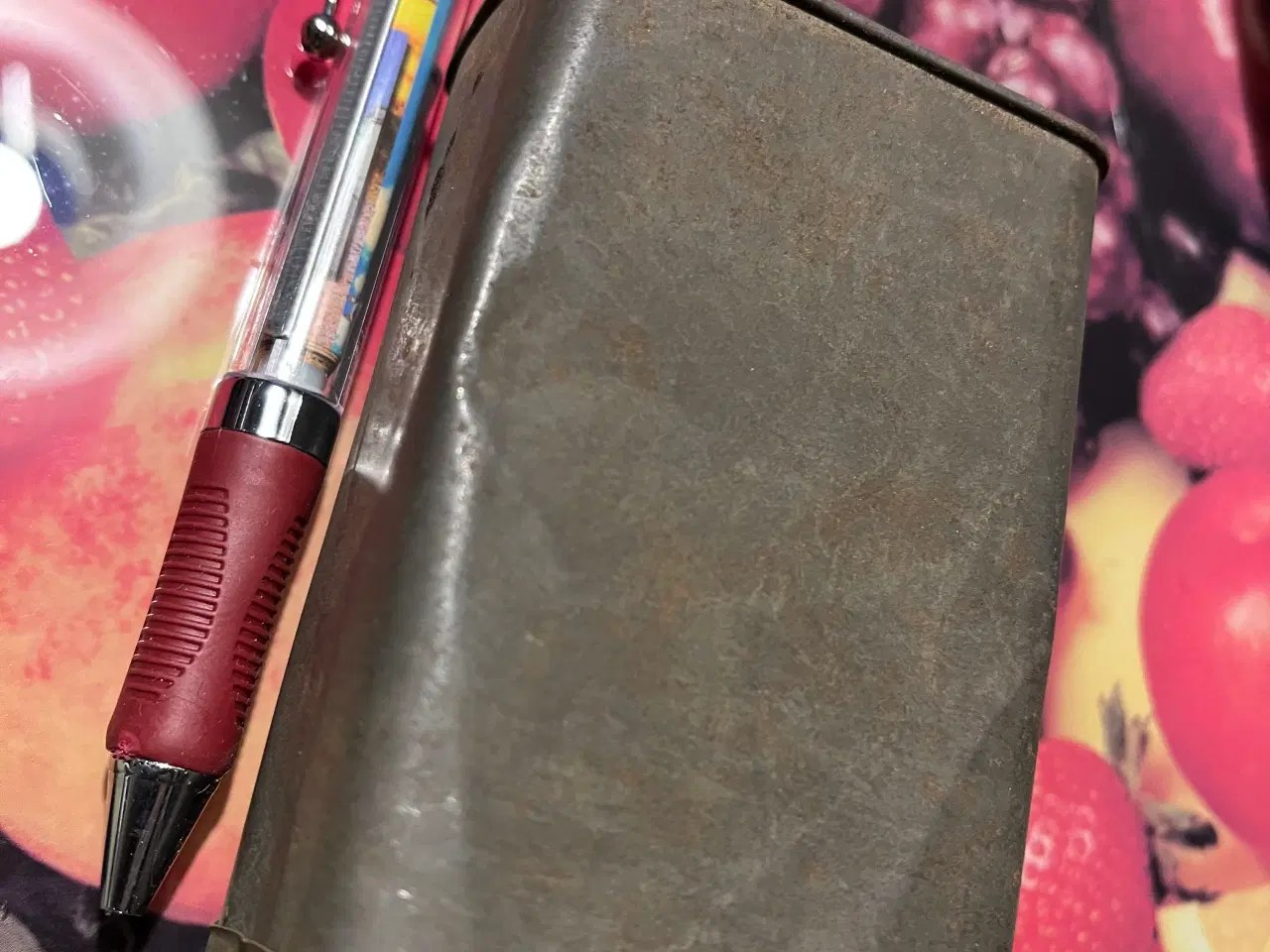 Billede 2 - Meget gl. senneps-blik-dåse. Giv bud.