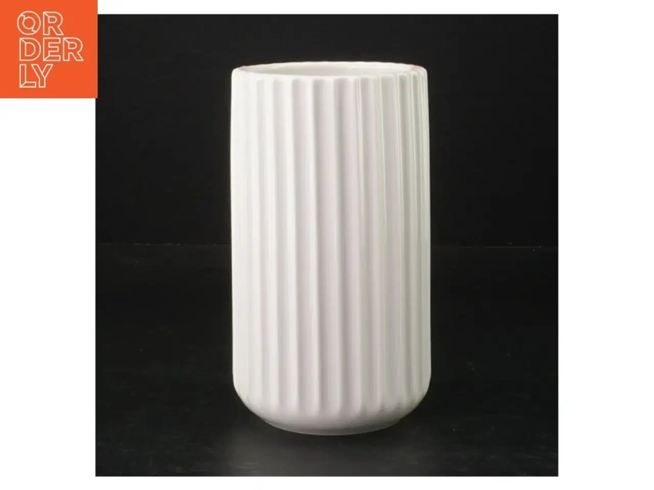 Billede 1 - Hvid keramisk vase fra Lyngby (str. 15 cm. 8 cm i diameter)