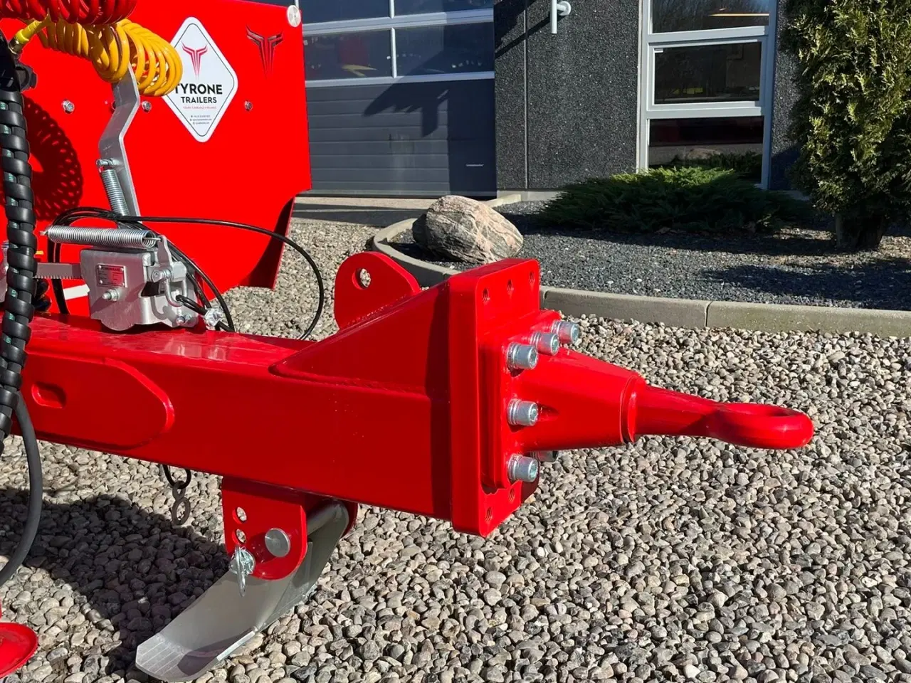 Billede 9 - Tyrone 27TLL LANG MODEL med Affjedret træk og affjedret aksler. Med hydrauliske ramper og værktøjskasse