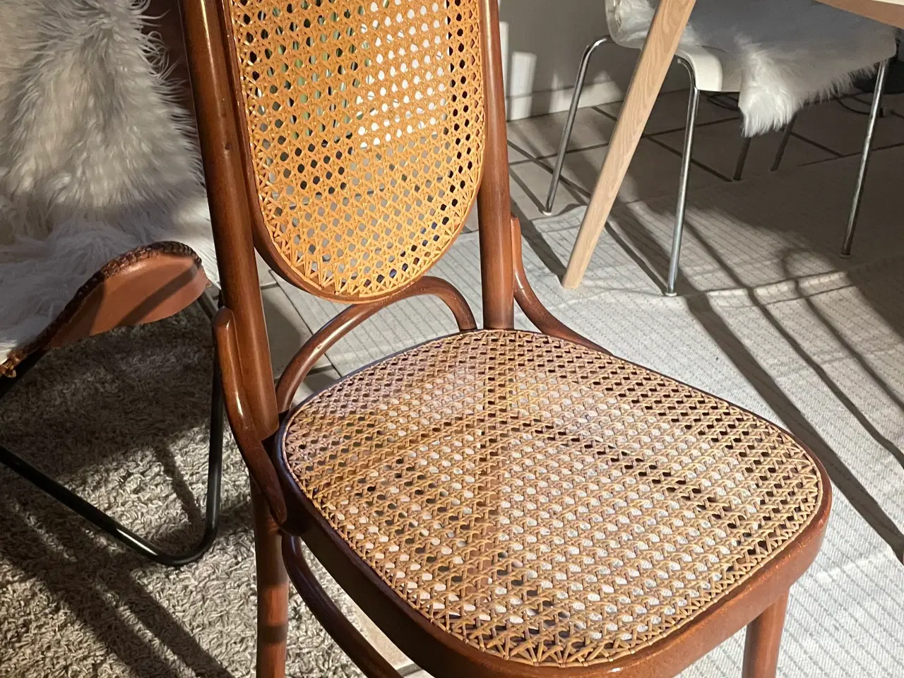 Billede 2 - 4 spisestole i flet. Samlet pris  1.200 Thonet