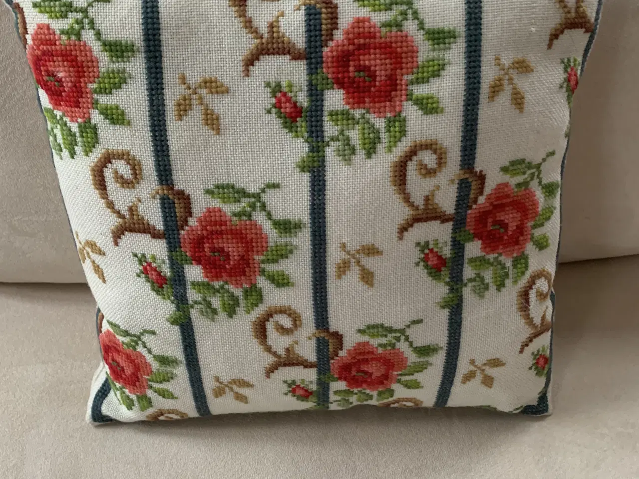 Billede 10 - Broderede vintagesofapuder i fin stand