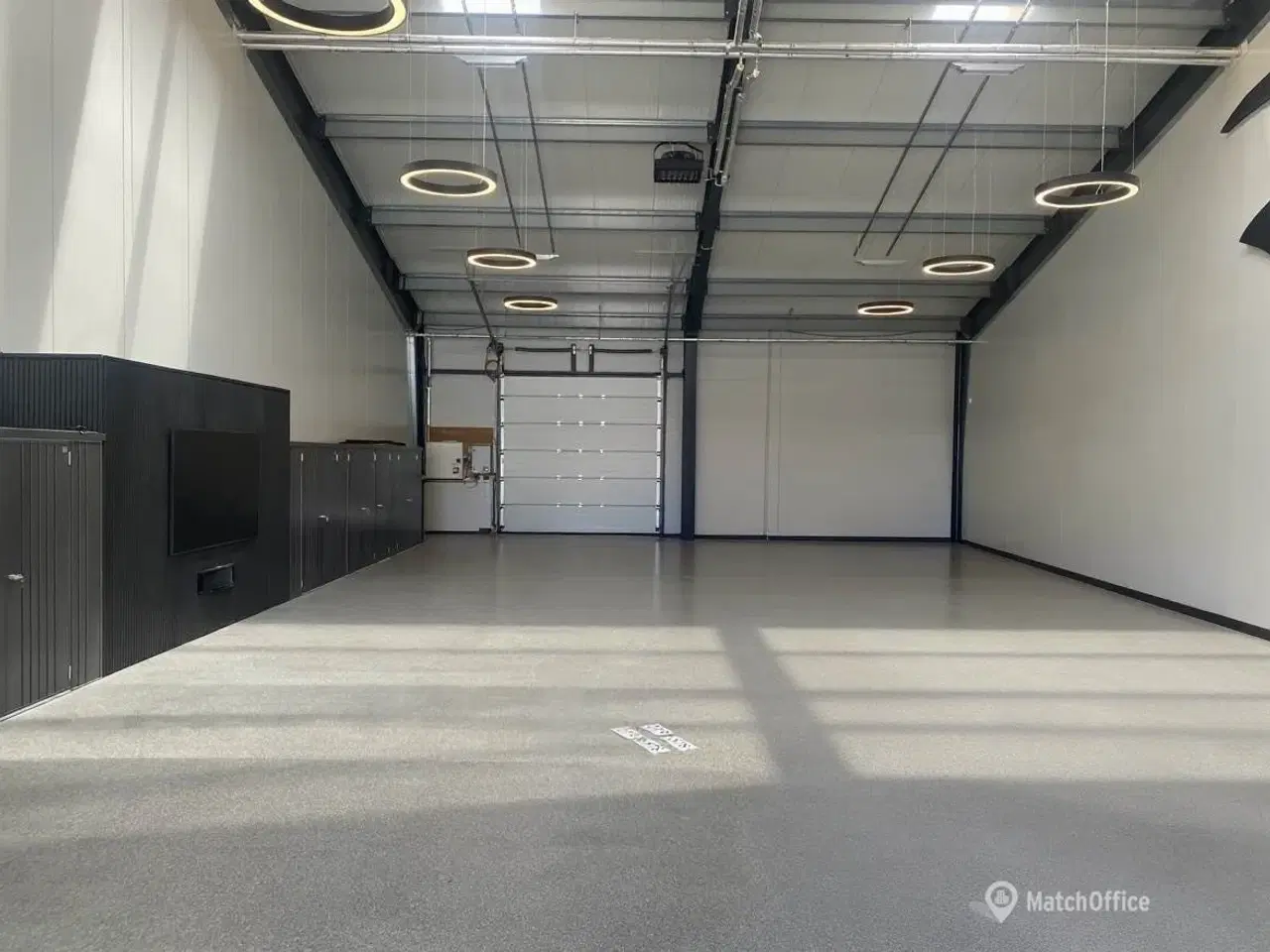 Billede 1 - Ny og moderne lagerhal til leje med 2 porte.