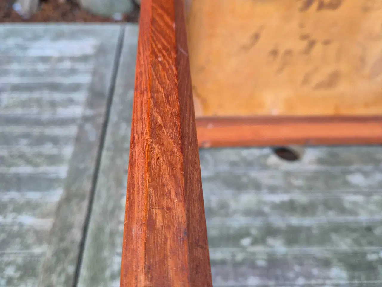 Billede 15 - Sidebord i teak med fine sandfarvede kakler