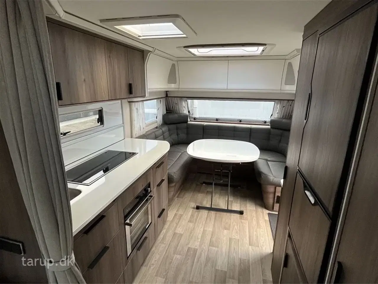 Billede 15 - 2026 - Kabe Smaragd 520 XL KS Premium Line   Fransk seng, rundsiddegruppe i mørkegråt skind, ALDE centralvarme, vandbåren gulvvarme, stort kompressor køleskab