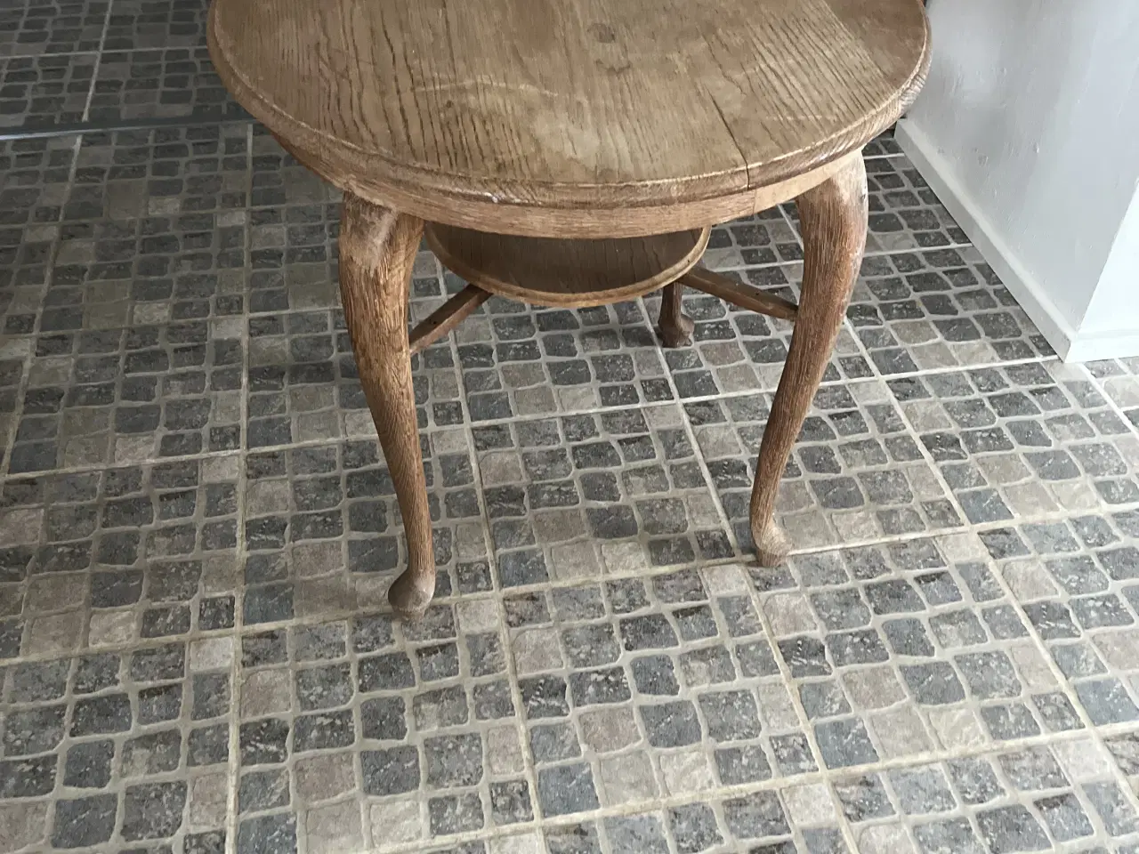 Billede 4 - Rundt bord med hylde under